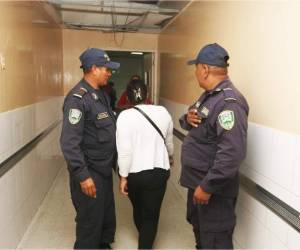 La mujer fue sometida a un ultrasonido, el cual reveló que en su interior habían restos de un feto. (Fotos: Efraín Salgado)