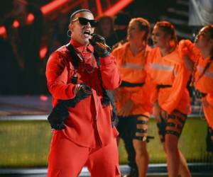 Daddy Yankee canta en la ceremonia de los Latin American Music Awards en el Teatro Dolby en Los Angeles. Foto: AP.