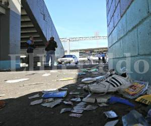 Tras la estampida en el estadio Nacional -que dejó cuatro muertos- una volquetada de basura fue recogida por personal responsable del mantenimiento del coloso. (Foto: Estalin Irías/ EL HERALDO/ Noticias de Honduras)