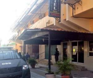 Un hotel ubicado en la séptima calle, entre la quinta y sexta avenida de San Pedro Sula, fue asegurado hoy por Fusina y la Fiscalía. (Fotos: cortesía @RedInformativaH)