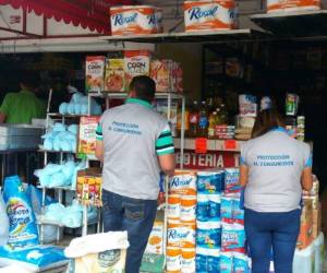 Personal de Protección al Consumidor al momento de realizar el operativo. Foto: Sara Carranza.