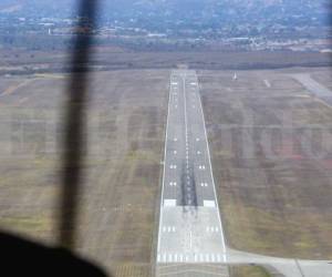 Toma aérea de la pista del aeropuerto Palmerola en la ciudad de Comayagua.