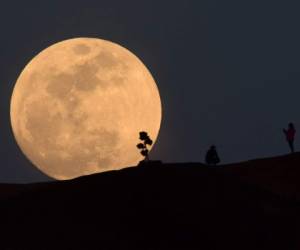 Los aficionados a la astronomía podrán comparar las pequeñas variaciones del tono rojo de la Luna esta vez. Foto AFP