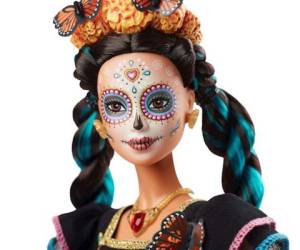 Fotografía cedida el martes por la empresa Mattel que anunció el lanzamiento de una nueva versión de su famosa muñeca Barbie que conmemorará el Día de Muertos para rendir homenaje 'a México, a su fiesta, a sus símbolos y a su gente'. Foto: Agencia EFE.