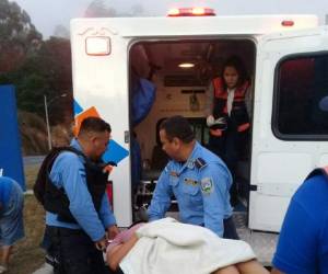 Momento en el que la hondureña junto a su bebé es trasladada al hospital más cercano para recibir atención médica.