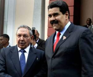 El gobierno de Castro, que mantiene un trato económico privilegiado con Caracas que le permite recibir petróleo subsidiado, renovó sin reservas su lealtad a Maduro. Foto: AFP