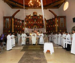 El obispo José Bonello al realizar la Misa Crismal en la catedral Inmaculada Concepción de la ciudad de Juticalpa.