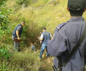 El cuerpo desmembrado fue encontrado en la calle que conduce a la aldea El Tablón. (Foto: Wilfredo Alvarado)