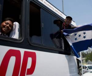 Cientos de hondureños fueron llevados en autobuses desde Ciudad de México hasta el poblado de Lecherías por donde pasa el tren. Foto AP