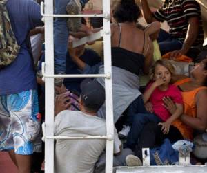 Niños y mujeres, así como muchos jóvenes viajan de manera irregular y exponiéndose al peligro en el tren. (Foto: AP)