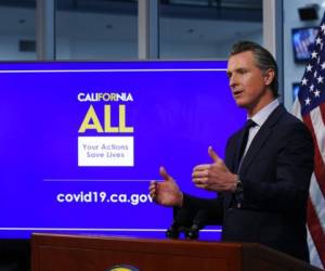 El gobernador de California Gavin Newsom habla sobre lo que se requeriría para levantar las restricciones en torno al coronavirus en la Oficina de Servicios de Emergencia de la Gubernatura en Rancho Cordova, California. Foto: AP.
