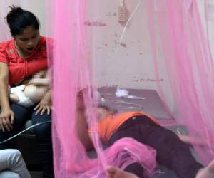 Las madres sufren angustias al tener a sus hijos ingresados en los hospitales a causa del dengue que está afectando a los menores de edad. Fotos: Agencia AP.