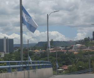 Los puentes de la capital lucen el máximo manto, recordando con fervor el mes patrio.