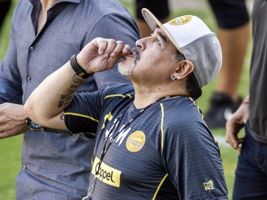 La leyenda argentina Diego Maradona permaneció hospitalizada el 4 de enero de 2019 en Buenos Aires luego de un chequeo médico programado. Según la prensa local, su condición no es grave. / AFP / Pedro PARDO.