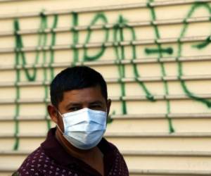 La OMS recomienda que solo deben usar mascarilla los trabajadores sanitarios, cuidadores y las personas con síntomas respiratorios como fiebre y tos.