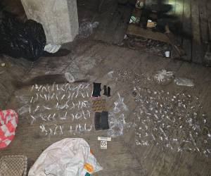 Las drogas, municiones y otros pertrechos militares y policiales estaban escondidos en varias partes de la casa.