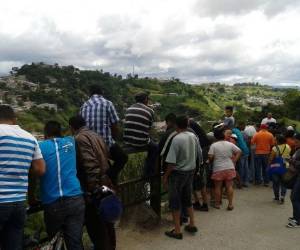 Curiosos observan el lugar donde fueron hallados unos restos humanos.
