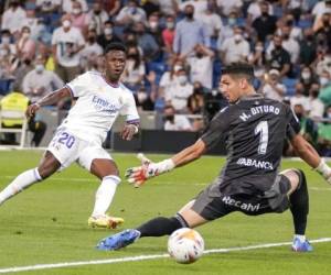 Vinicius Junior (izquierda) del Real Madrid remata a gol en el partido contra el Celta de Vigo por la Liga española, el domingo 12 de septiembre de 2021. Foto:AP