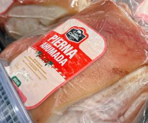 Clientes y representantes de Del Corral compartieron un ambiente festivo durante la degustación navideña en Tienda Selectos.