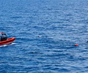 Una patrulla de la Guardia Costera ubicó el jueves a los sobrevivientes en el agua. Foto: AP