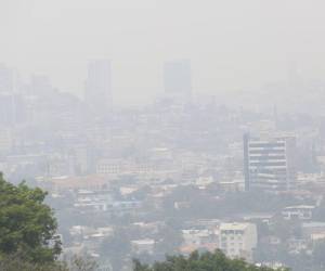 El triste paisaje por la contaminación se observa en el Distrito Central, expertos estiman que solo los vientos y lluvias pondrán fin al humo y bruma que posiciona la capital, por el momento, como las más contaminada de América.