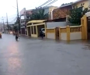 Fuertes lluvias dejan bajo el agua el litoral atlántico tras el ingreso de frente frío a Honduras.