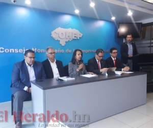 La Asociación Hondureña de Energía Renovable (AHER) dio una conferencia de prensa desde el Cohep la mañana de este miércoles para responder sobre las acusaciones de la Maccih. Foto EL HERALDO