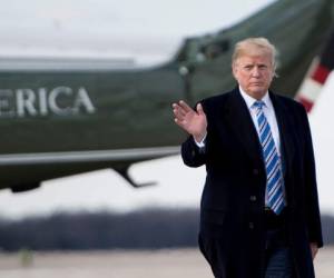 El presidente de los EE.UU., Donald Trump, saluda a su llegada a la base Andrews de la Fuerza Aérea en Maryland y se dirige a Mar-a-Lago en West Palm Beach, Florida. Foto AFP