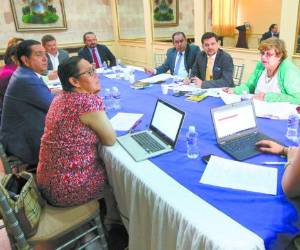 La Maccih y la Comisión de Asuntos Electorales durante el trabajo para la elaboración de la ley de financiamiento de partidos políticos.