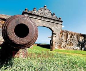 La Fortaleza de Santa Bárbara, aparte de ser un museo, tiene una impresionante vista hacia la bahía de Trujillo.