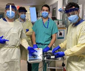 Los doctores Drew Copeland,, Thomas Tolbert,. Brian Mayrsohn y. Hooman Poor,muestran un prototipo de respirador basado en una máquina para el tratamiento de la apnea del sueño. Foto: AP.