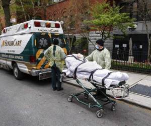 Basados en simulaciones estadísticas, los investigadores consideran necesarias al menos unas 500.000 pruebas diarias hacia el 1 de mayo. Foto: AP.