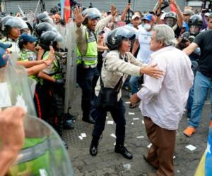 Exaltados, algunos hombres y mujeres mayores lanzaron golpes e insultos. Foto AFP