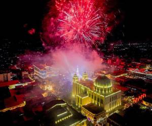 La capital salvadoreña inauguró la Villa Navideña 2025, un espacio festivo que, según las autoridades, se consolida como el más grande de la región al abarcar cerca de 242 mil metros cuadrados y unas 20 cuadras en el Centro Histórico.