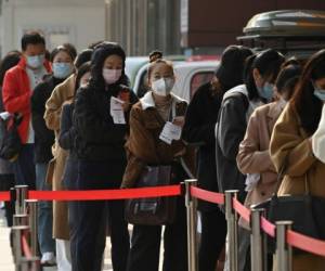 Las personas hacen fila para hacerse la prueba del coronavirus covid-19 en un hospital de Beijing el 29 de octubre de 2021. Foto: AFP