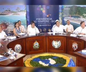 Los presidentes Salvador Sánchez (El Salvador), Juan Orlando Hernández (Honduras), Jimmy Morales (Guatemala) y Juan Carlos Varela (Panamá) en primera fila (Foto: AFP)