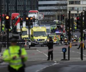 La estación de metro más próxima al Parlamento, Wesminster, fue cerrada al público, y la policía pidió a la gente que evitara las zonas. Foto: AFP