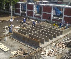 Aerial view of workers building graves at Maria Canals cemetery in the outskirts of Guayaquil, Ecuador, on April 12, 2020, as the number of deaths increased due to COVID-19 infections. (Photo by Jose Sánchez / AFP)