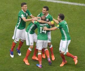 Los jugadores mexicanos celebran la victoria ante la selección de Costa Rica (Foto: Agencia AFP)