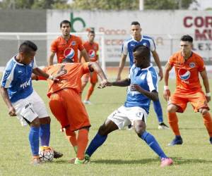 Jugadores ribereños y azules pelean la posesión del balón.