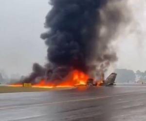 El avión se incendió tras aterrizar en la pista.