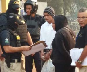 Momento en el que miembros de la Atic detienen a Hendrychs Joann Gerardo Padilla. Foto: EL HERALDO
