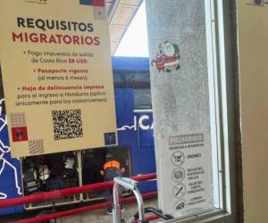 Aviso colocado en una terminal de Tica Bus en Costa Rica advierte sobre artículos prohibidos en viajes con destino a Managua.