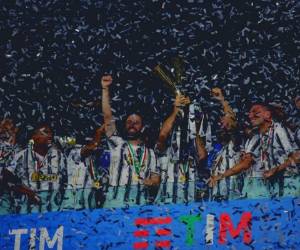Los jugadores de la Juventus celebran el noveno título consecutivo del equipo en la Serie A tras el juego ante la Roma en el estadio Allianz en Turín el sábado 1 de agosto del 2020. (AP Photo/Luca Bruno)