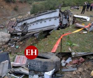 Un autobús regional cayó por una colina el domingo por la mañana en Túnez, matando a 24 pasajeros que estaban de excursión en la región de Amdoun. Fotos: AFP.