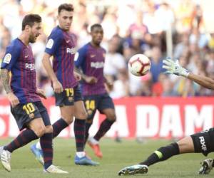 Leo Messi marcó el mejor gol de partido en el primer tiempo, cuando la metió de manera magistral al equipo xeneize. Foto:AFP