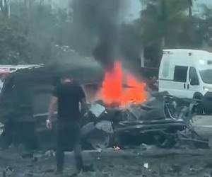 Las autoridades mexicanas investigan la explosión de un carro bomba ocurrida en Coahuayana, Michoacán, que dejó dos personas muertas y severos daños en inmuebles y vehículos cercanos