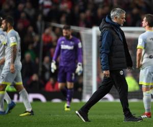 El entrenador portugués del Manchester United, José Mourinho, pasa entre los jugadores del Derby al final del tiempo añadido. Foto AFP