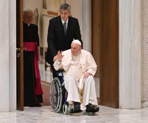El pontífice, de 85 años, llegó empujado por un asistente.