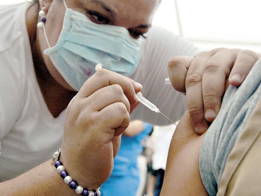 Se recomienda a las personas que viajan hacia países que reportan brotes de sarampión que se apliquen una dosis de la vacuna.